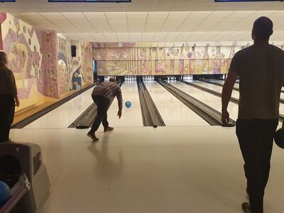 DC Zuarin beim Bowling im Oktober 2022 zum Saisonausklang