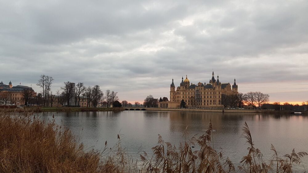 Schweriner See und Schloss ohne unser Drachenbootteam Zuarin - Schwerin und Drachenboot im Ruhemodus - Corona-Lockdown