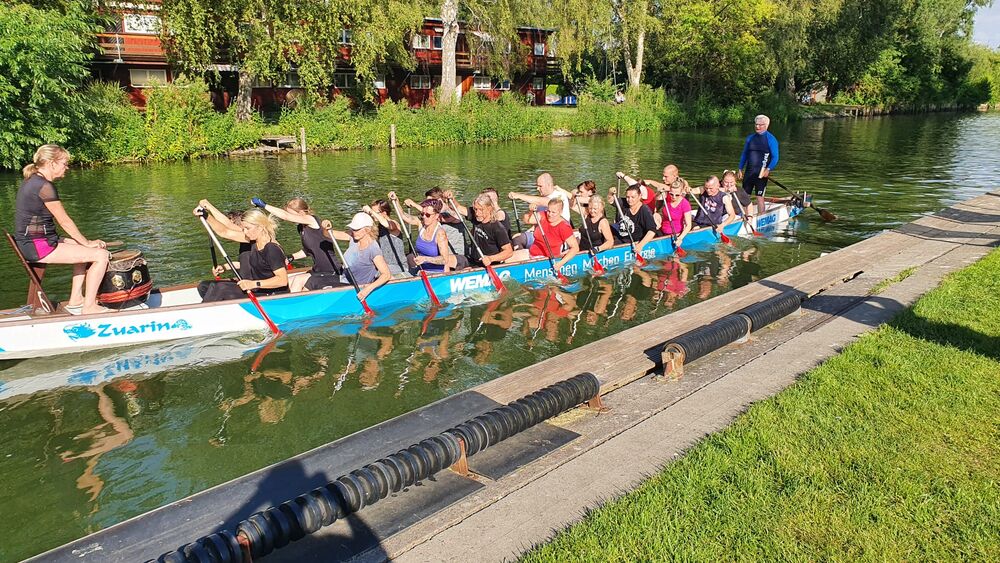 DragonWonders, integratives Team trainiert beim Drachenbootclub Zuarin für das Drachenbootrennen auf dem Schweriner Pfaffenteich am 13. und 14.08.2022